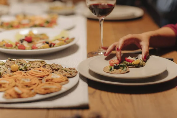 Gruppo Persone Irriconoscibili Che Mangiano Vino Adn Bere Cena Festa — Foto Stock