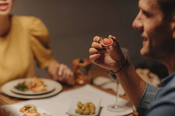 Kaukasier Isst Auf Dinnerparty Und Sieht Glücklich Aus — Stockfoto