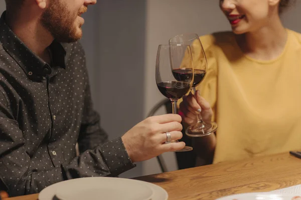 Birlikte Şarap Içme Mutlu Görünüyordu Genç Çift — Stok fotoğraf