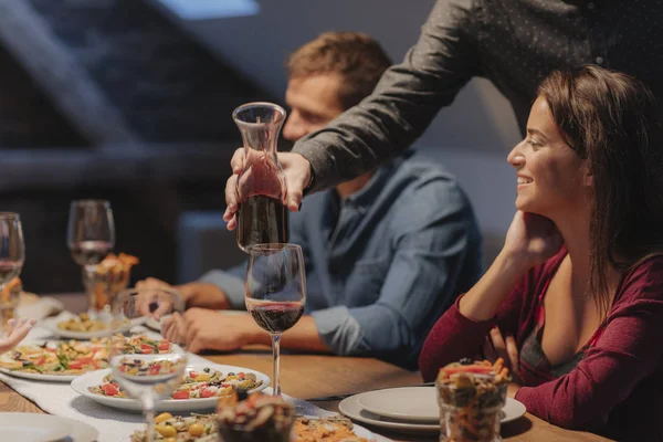 Homem Anfitrião Derramando Vinho Para Seus Convidados Jantar Casa — Fotografia de Stock
