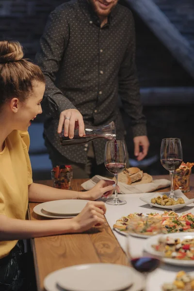 Een Man Host Gieten Een Wijn Aan Zijn Gasten Thuis — Stockfoto