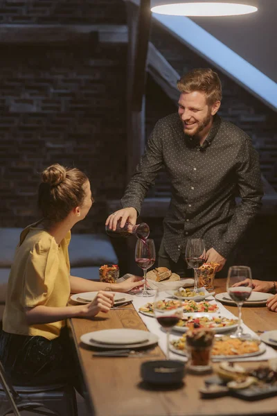 Uomo Ospite Versando Vino Suoi Ospiti Cena Casa — Foto Stock