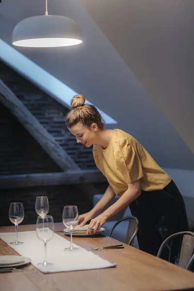 Schöne Junge Frau Deckt Tisch Für Dinnerparty Hause — Stockfoto