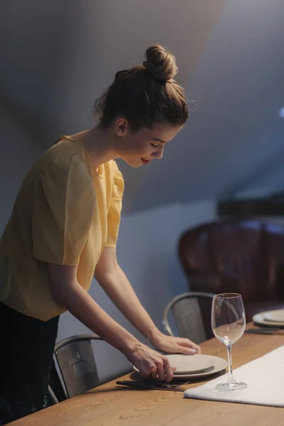 Belle Jeune Femme Mettant Place Une Table Pour Dîner Maison — Photo