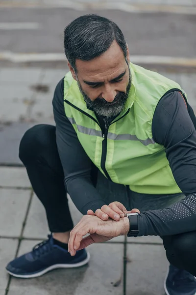 Guapo Mediana Edad Caucásico Hombre Serio Corredor Mirando Reloj —  Fotos de Stock