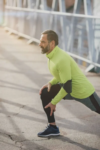 Guapo Mediana Edad Caucásico Hombre Corredor Pie Puente Haciendo Ejercicio — Foto de Stock