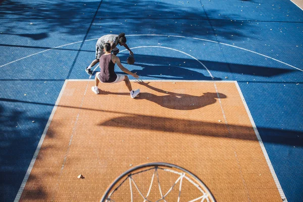 两个人在室外球场打篮球 — 图库照片