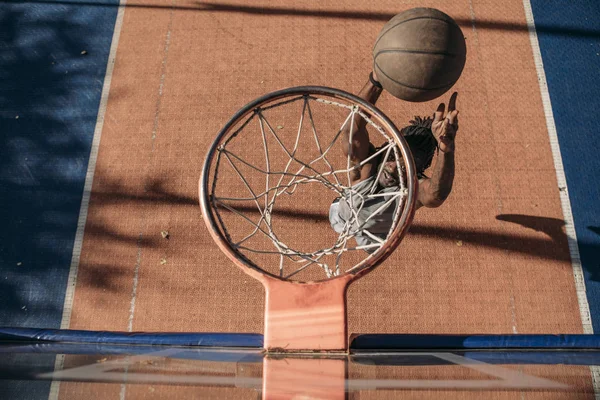 一个篮球运动员在室外球场射击 — 图库照片