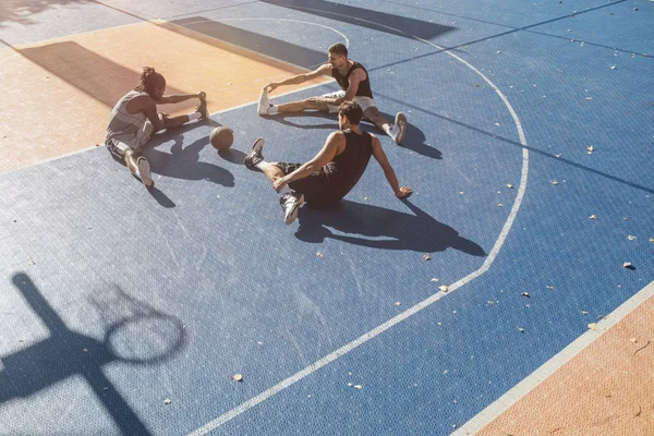 Skupina Basketbalového Týmu Dělá Protahovací Cvičení Dohromady — Stock fotografie