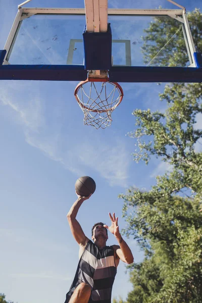 Junger Kaukasischer Mann Trainiert Basketball Auf Außenplatz — Stockfoto