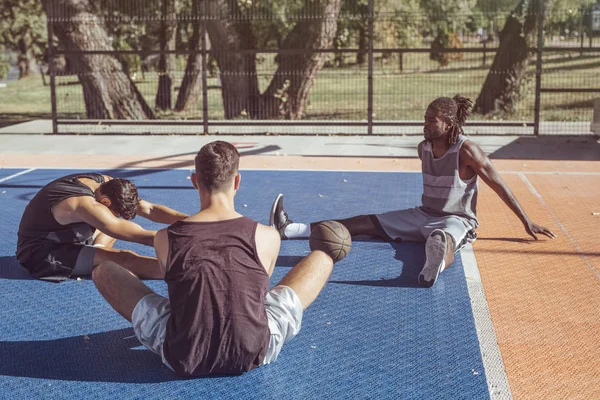 Grupp Basket Lagkamrater Göra Stretchingövningar Tillsammans — Stockfoto