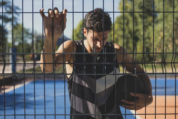 Basketball Player Holding Ball Standing Outdoor Court — Stock Photo, Image