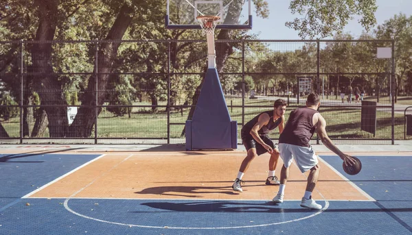 Два Юноши Играют Баскетбол Открытой Площадке — стоковое фото