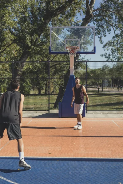 Junger Kaukasischer Mann Trainiert Basketball Auf Außenplatz — Stockfoto