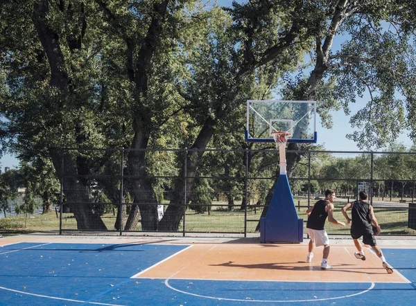 Due Giovani Uomini Che Giocano Basket Corte All Aperto — Foto Stock