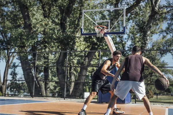 Dos Jóvenes Jugando Baloncesto Cancha Aire Libre — Foto de Stock