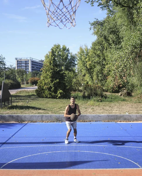 Νέοι Καυκάσιος Άνθρωπος Κατάρτιση Μπάσκετ Στο Υπαίθριο Γήπεδο — Φωτογραφία Αρχείου
