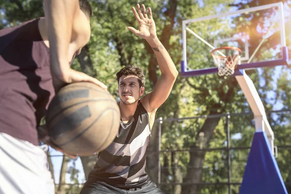Two Young Men Playing Basketball Outdoor Court — Stock Photo, Image