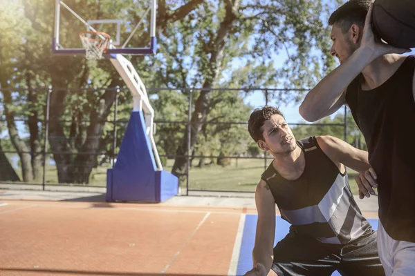 Two Young Men Playing Basketball Outdoor Court — Stock Photo, Image