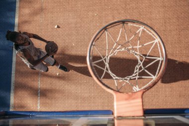 Çember altında atlama basketbolcu
