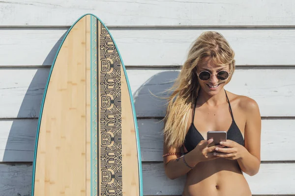 Πορτρέτο Του Όμορφη Γυναίκα Surfer Πληκτρολόγηση Smartphone — Φωτογραφία Αρχείου