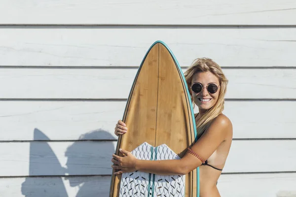 Retrato Uma Bela Loira Sorridente Caucasiana Surfista Posando Com Sua — Fotografia de Stock