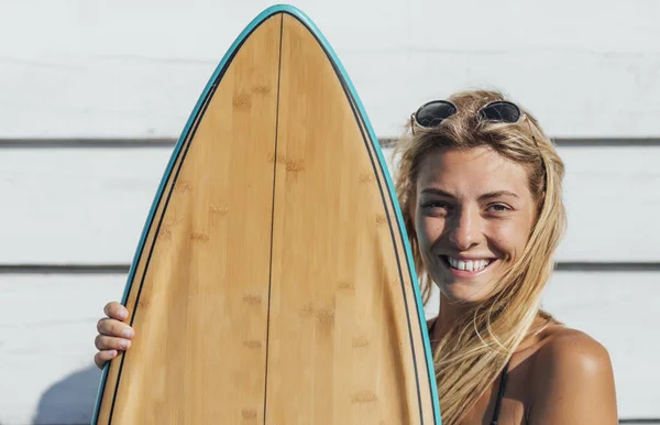 Πορτρέτο Του Όμορφη Χαμογελαστή Ξανθιά Καυκάσιος Γυναίκα Σερφ Ποζάρει Surf — Φωτογραφία Αρχείου