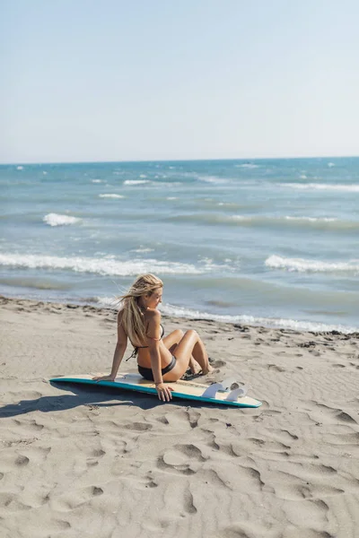 Visão Traseira Mulher Loira Surfista Sentado Praia Arenosa — Fotografia de Stock