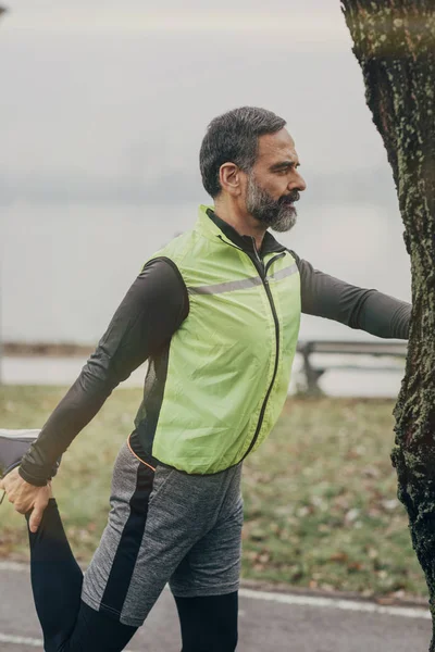 Guapo Hombre Caucásico Mediana Edad Disfrutando Recreación Mañana Estirando Sus —  Fotos de Stock