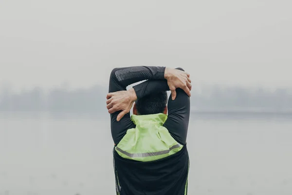 Vue Arrière Sportif Étirant Les Bras Tenant Debout Extérieur — Photo