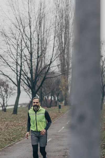 Guapo Hombre Caucásico Mediana Edad Disfrutando Mañana Correr Parque — Foto de Stock