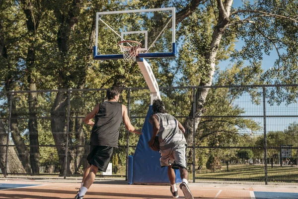 Twee Man Spelen Basketbal Buitenzwembad — Stockfoto