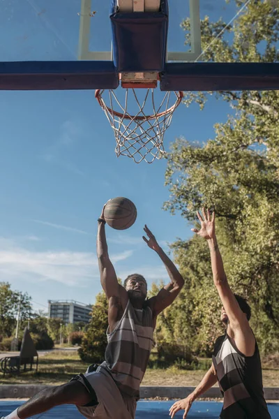 Een Basketbal Speler Schieten Buitenzwembad — Stockfoto