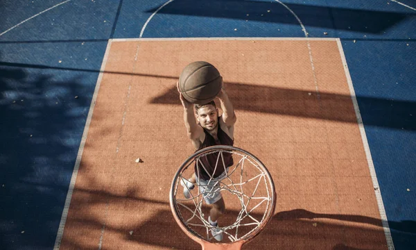 Jugador Baloncesto Disparando Pista Aire Libre —  Fotos de Stock