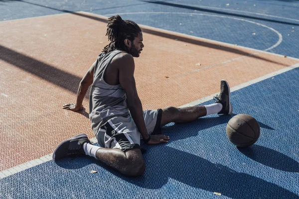 Giocatore Basket Africano Seduto Sul Campo Fare Esercizio — Foto Stock