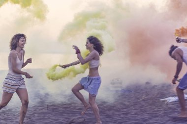 Grup Genç erkek ve kadınların beach partide dans.