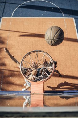 Açık sahada çekim bir basketbol oyuncusu.