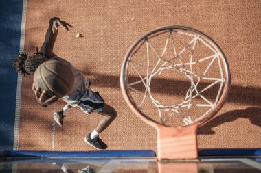 Açık sahada çekim bir basketbol oyuncusu.
