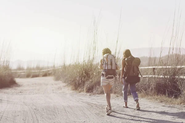 Две Симпатичные Девушки Туристы Наслаждаются Летними Каникулами — стоковое фото