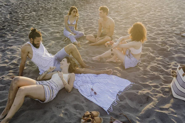 Gruppe Junger Männer Und Frauen Sitzt Sandstrand Und Lächelt — Stockfoto