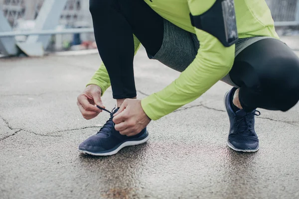 Deportista Irreconocible Atando Cordón — Foto de Stock