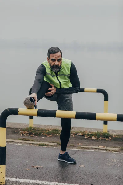 Guapo Hombre Caucásico Mediana Edad Disfrutando Recreación Mañana Estirando Sus — Foto de Stock