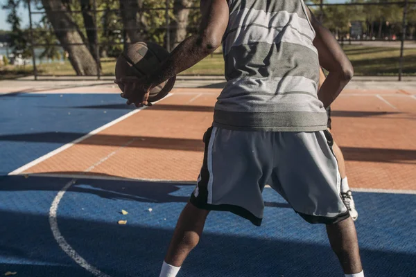 Dois Homens Jogando Basquete Quadra Livre — Fotografia de Stock