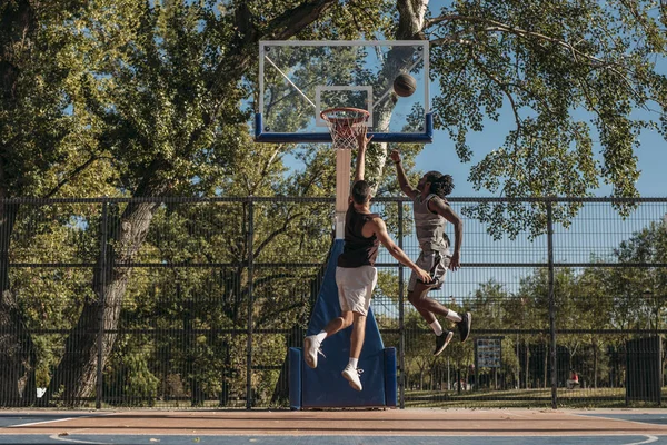 Jugador Baloncesto Disparando Pista Aire Libre — Foto de Stock