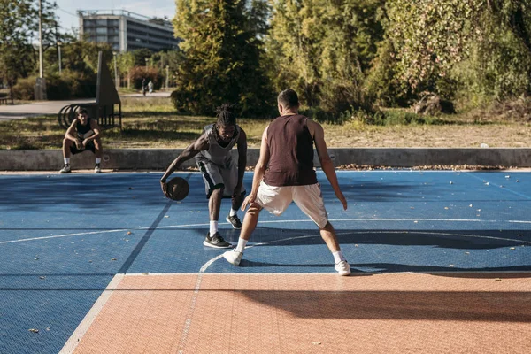 Två Stiliga Män Som Spelar Basket Utomhus — Stockfoto