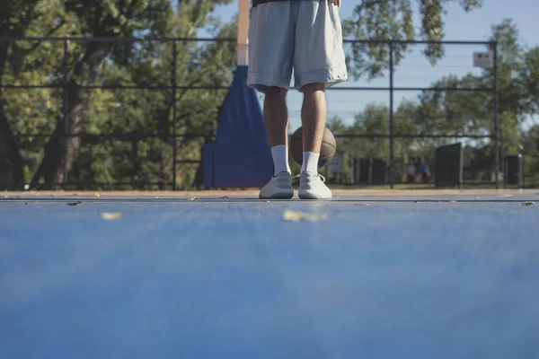 Beine Eines Nicht Wiederzuerkennenden Basketballers Stehen Auf Dem Platz — Stockfoto