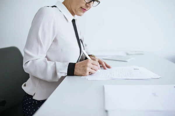 Donna Insegnante Irriconoscibile Valutazione Esame Scuola Superiore — Foto Stock