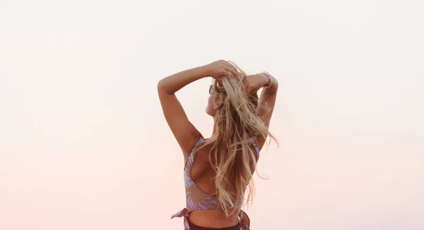 Mulher Branca Bonita Jovem Dançando Praia Olhando Feliz — Fotografia de Stock