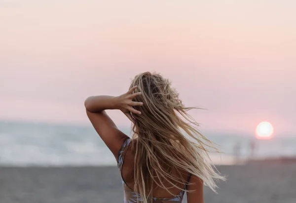 砂浜に立っている女性の背面図 — ストック写真