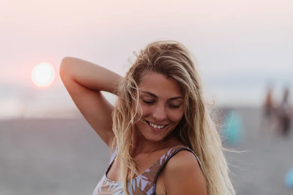 Linda Loira Sorrindo Mulher Desfrutando Verão Junto Oceano — Fotografia de Stock